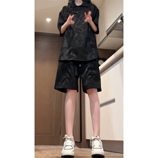 黑色