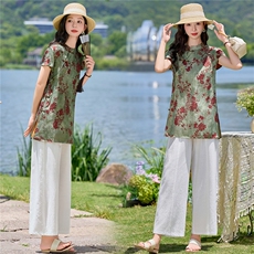 2026年夏季新中式套装，绿低红花中式上衣配白色裤子，松弛显瘦，女装套装/套裙，米莱