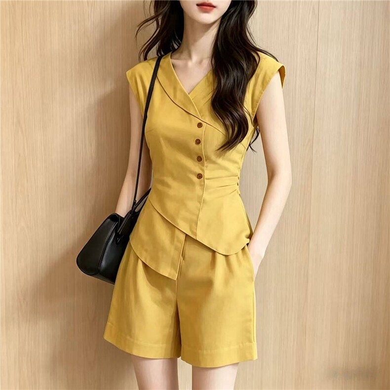 女夏季新款简约时尚套装V领纽扣设计无袖马甲上衣阔腿短裤两件套,女装套装/套裙,江南