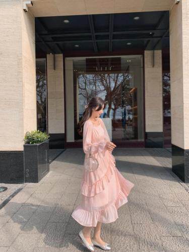 2021春季新品不规则压皱连衣裙，女装连衣裙，M.W 嫚维