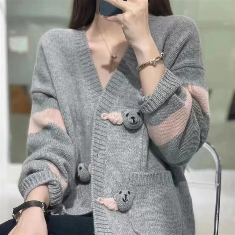 小熊盘扣慵懒风羊毛外套V领开衫女新款韩版宽松,女装羊毛衫,唯若美羊绒