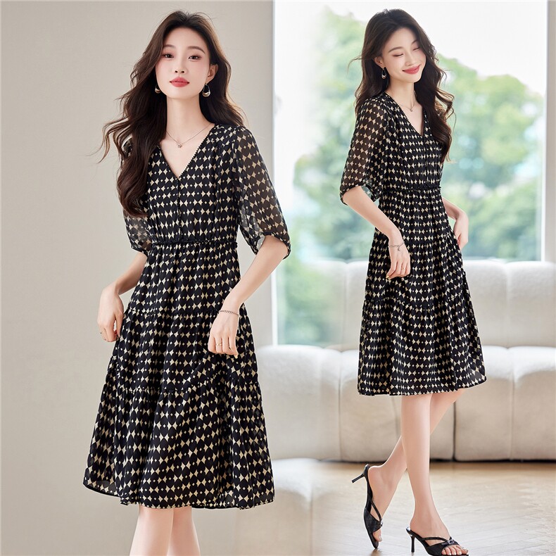 独特别致爱心印花连衣裙女2025夏新款高级感钉珠V领收腰气质裙子，女装连衣裙，布芭啦