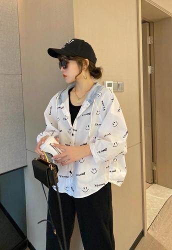 【现货】夏季新款牛仔拼接连帽笑脸七分袖排扣防晒外套，女装，微迪菲