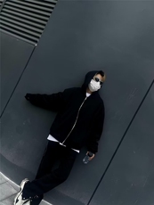 黑色