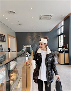 羊羔毛领羽绒服图片