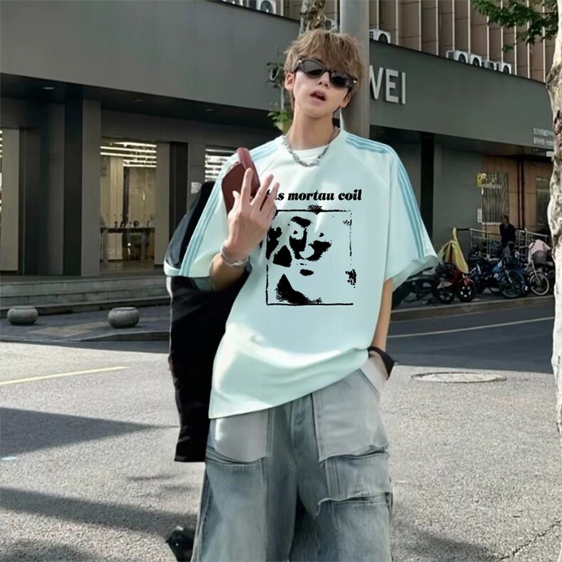 抖音得物品质二开240克宽松纯棉美式潮牌印花三条杠中性风短袖T恤,男装T恤,电商A486