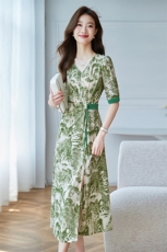 雪纺气质V领碎花连衣裙女2024夏季新款时尚洋气高端收腰修身裙子，女装连衣裙，施恩睿棋