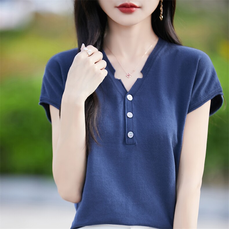 25夏季短袖女纯棉短款宽松V领T恤纯色三扣设计感针织半袖新款上衣,女装T恤,斯美雅电商供货