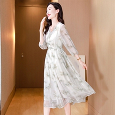 妈妈气质V领白色真丝连衣裙女春夏2025新款海边度假显瘦桑蚕丝裙，女装连衣裙，阿舍尔精品