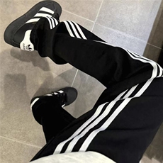 黑色