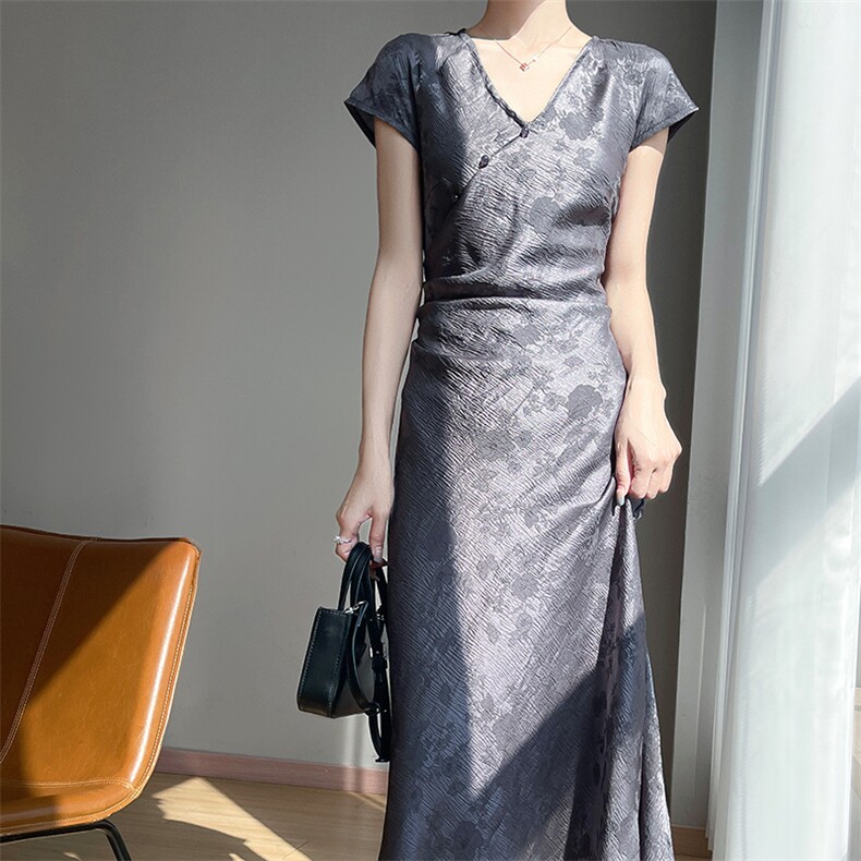V领连衣裙女2025夏季新款漂亮穿搭女装今年流行爆款法式长裙子,女装连衣裙,圣丽羊绒