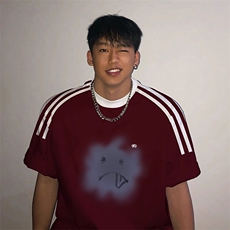 酒红色