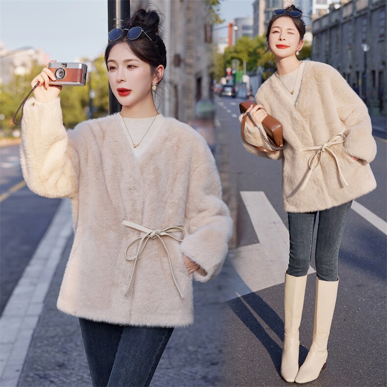 2024秋冬新款百搭V领小香风环保貂毛加厚长款毛绒一体外套，女装羊羔毛/颗粒绒，瑶迪依秀
