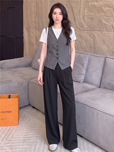 高级感休闲运动套装女春秋圆领马甲上衣内搭白色T恤阔腿裤三件套图片