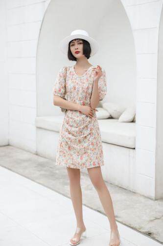 新款碎花连衣裙，女装连衣裙，云落伊里