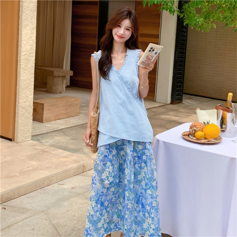 蓝色温柔穿搭甜美无袖上衣套装女夏新款显瘦碎花半身裙森系两件套图片