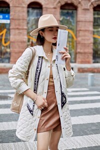 现货带丝巾图片