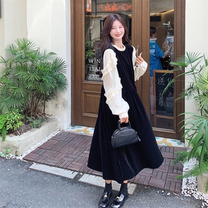 法式撞色丝绒连衣裙女2025春季新款设计感木耳边宽松显瘦小黑裙潮图片