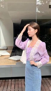 韩版早夏蕾丝拼接小衫图片