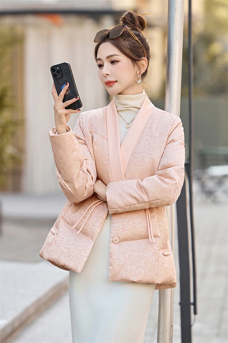 粉色新中式国风提花羽绒服女2025冬季新款气质V领盘扣白鸭绒外套,女装羽绒服,姿衣坊