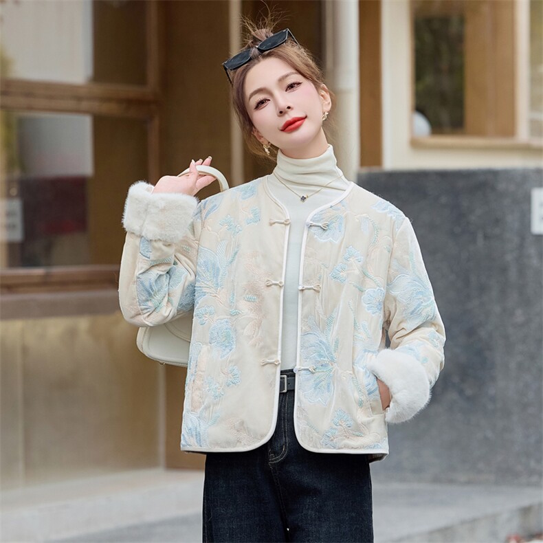 新中式国风盘扣羽绒服女短款2026冬季新款重工刺绣白鸭绒保暖外套,女装羽绒服,雅静靓衣