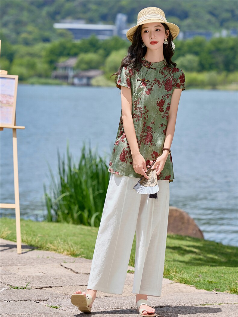 2026年夏季新中式套装，绿低红花中式上衣配白色裤子，松弛显瘦,女装套装/套裙,米莱
