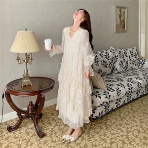 米白色超仙甜美V领亮片连衣裙女春秋2025新款拼接蛋糕裙独特漂亮图片