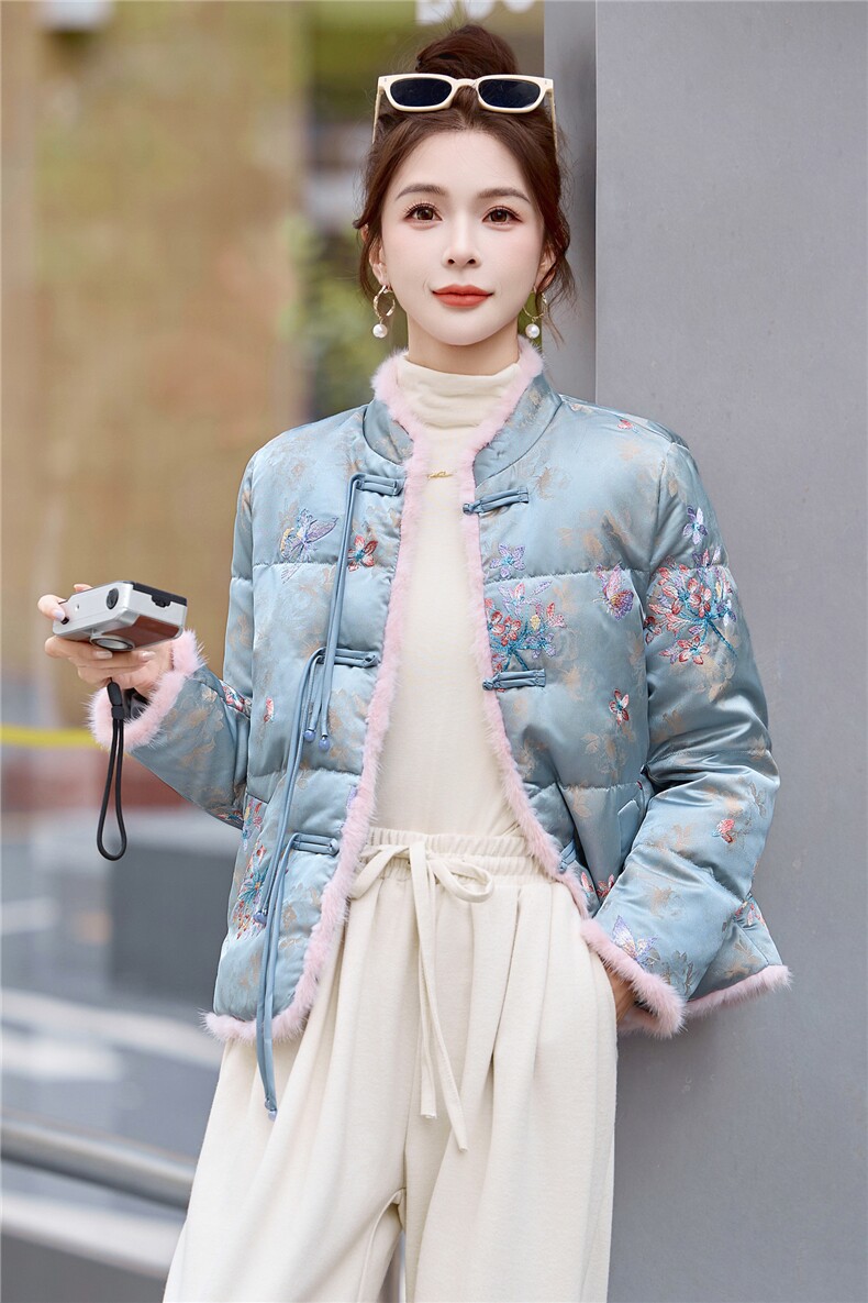 【bao款新中式现货】2026冬装重工刺绣立领真水貂毛90%白鸭绒外套,女装羽绒服,雅静靓衣
