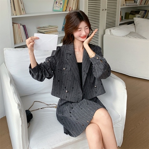 学院风穿搭高级灰色小西服套装女2025春秋独特漂亮短裙气质两件套图片