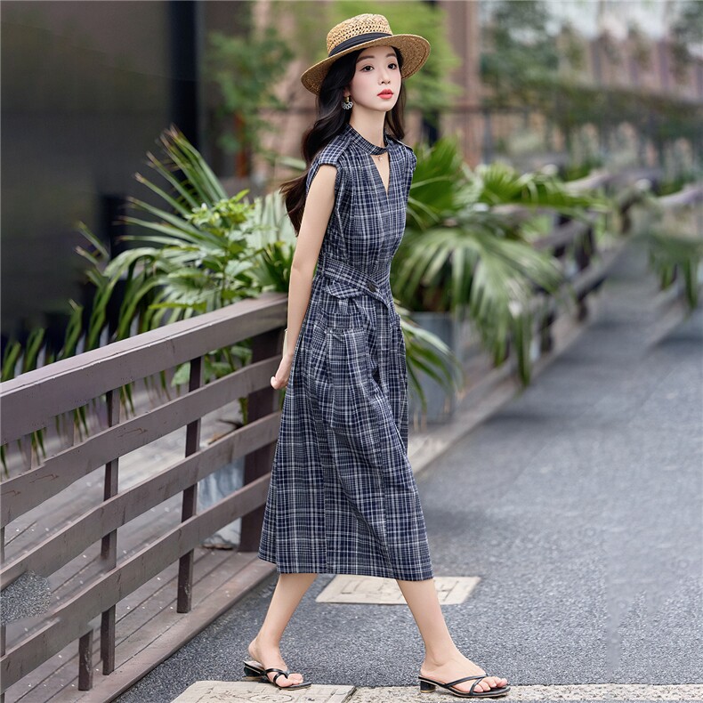 26夏季新款格纹无袖连衣裙，V领镂空设计，腰带收腰，随性口袋,女装连衣裙,欧米莱