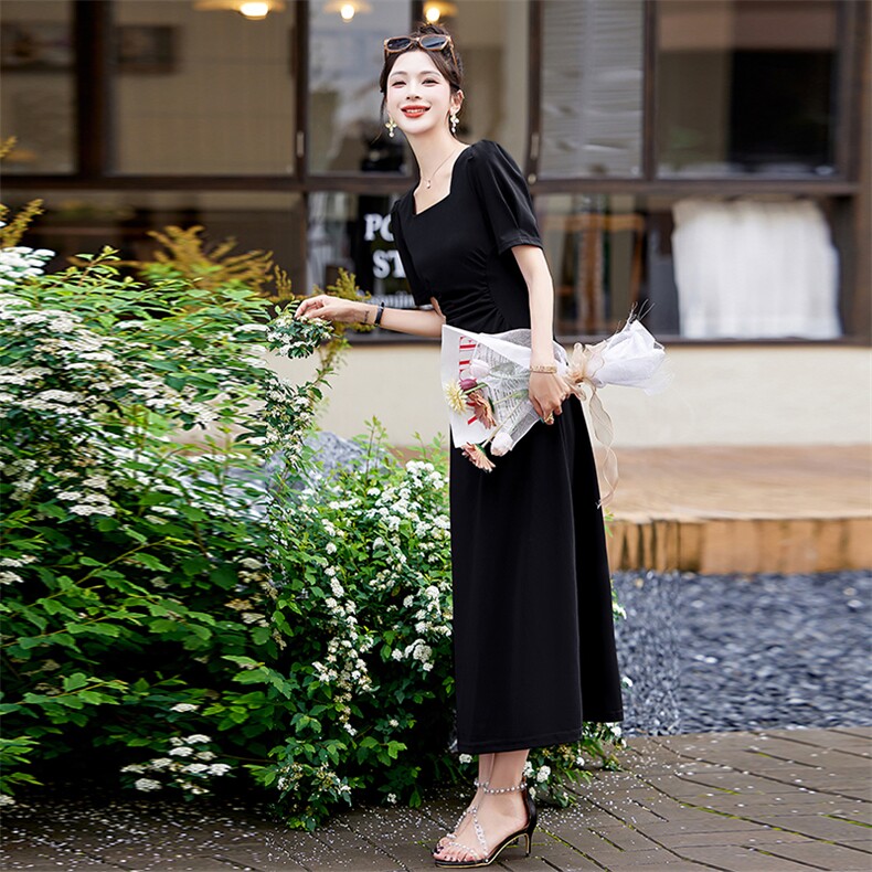 高级感红色方领连衣裙女2025夏季新款褶皱设计感收腰修身气质长裙,女装连衣裙,美沁