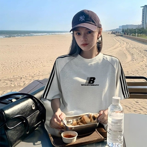 抖音得物品质二开240克宽松纯棉美式潮牌印花三条杠中性风短袖T恤图片