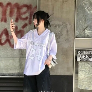 2025新款夏季小众复古V领运动休闲拼接同款男友球衣T恤短袖图片