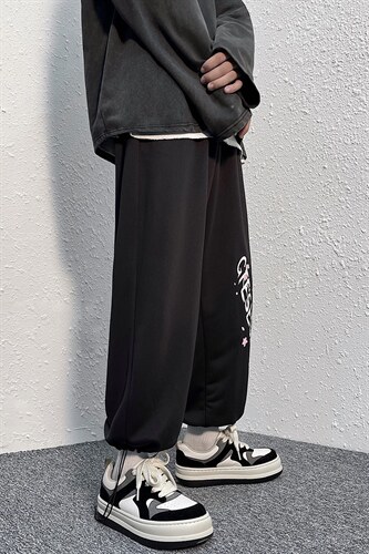 现货2025四季新款抽绳束脚运动印花男港风休闲裤D201-DM79-P45，男装休闲裤，电商D321-1