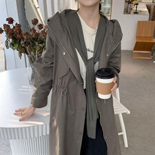 现货印花休闲口袋收腰风衣，女装风衣，汐美