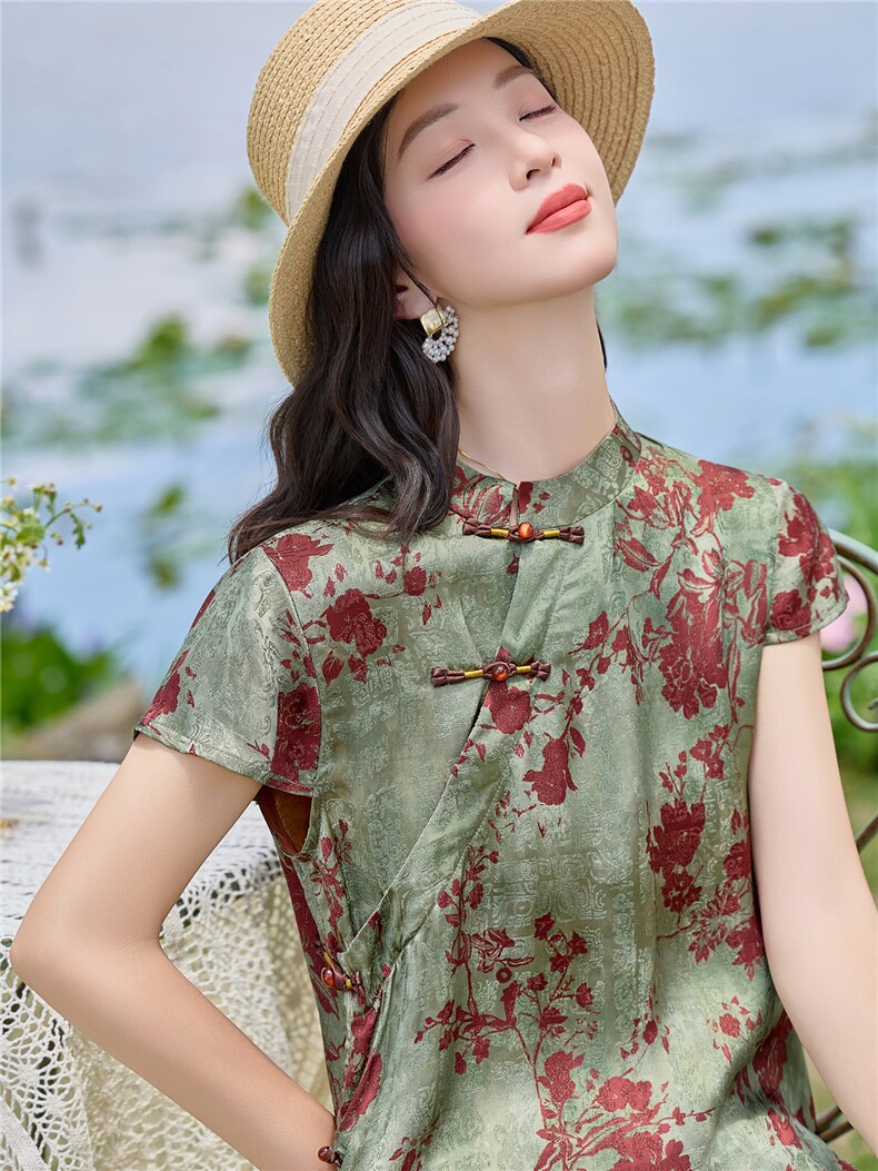 2026年夏季新中式套装，绿低红花中式上衣配白色裤子，松弛显瘦,女装套装/套裙,米莱