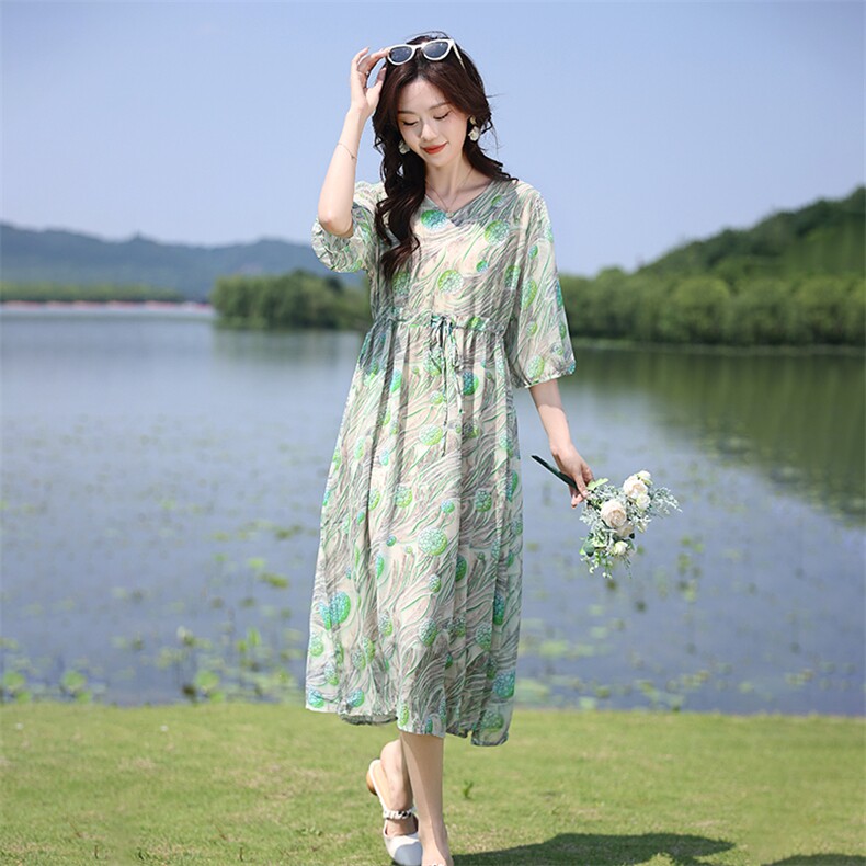 高端时尚V领碎花天丝雪纺连衣裙女2025夏季新款宽松显瘦度假裙子,女装连衣裙,凝聚力