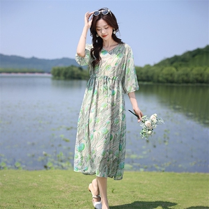 高端时尚V领碎花天丝雪纺连衣裙女2025夏季新款宽松显瘦度假裙子图片