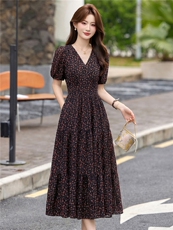 2026年夏季时尚潮流气质V领碎花修身连衣裙，女装连衣裙，江南富贵女