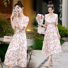 退现雪纺碎花连衣裙夏季2025新款v领收腰气质显瘦a字裙子女仙，女装连衣裙，朵莱米