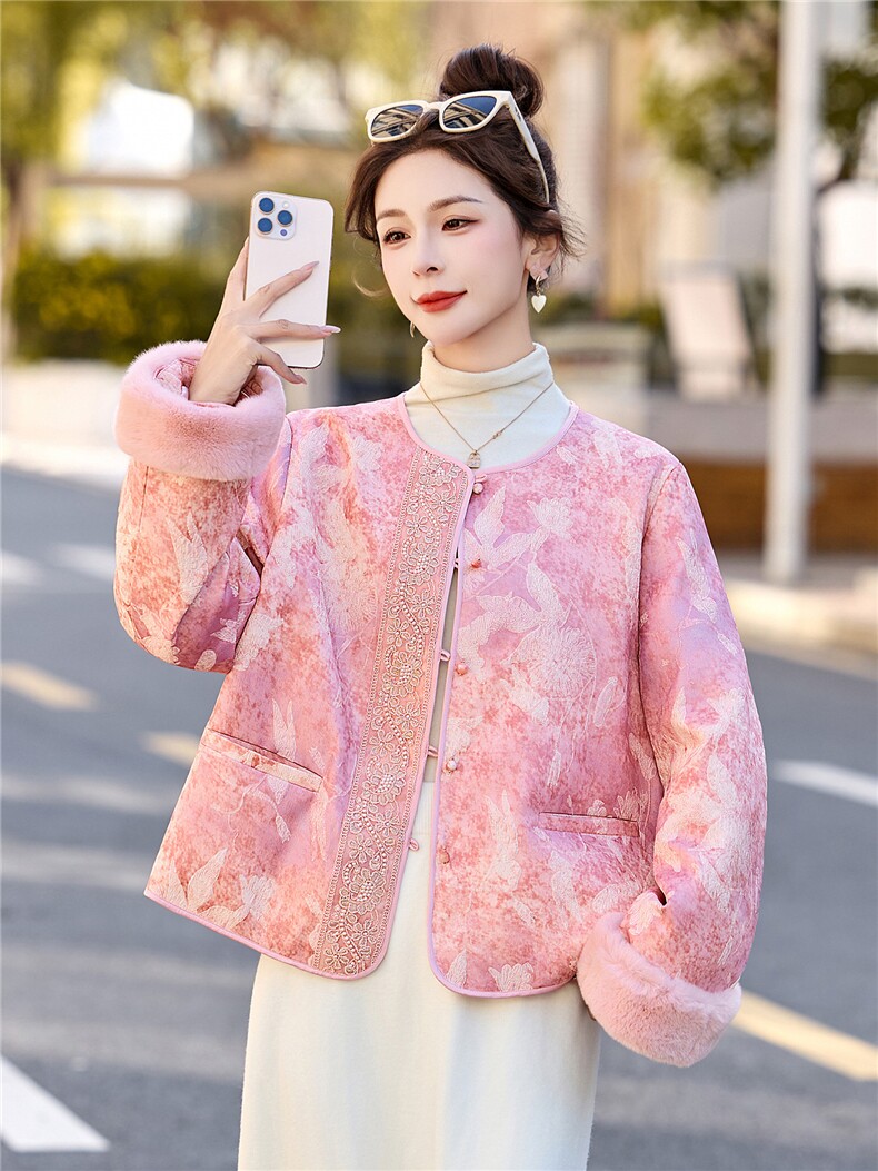 2025年潮冬季真狐狸毛重工刺绣钉珠短款新中式羽绒服新款,女装羽绒服,伊仟回