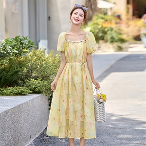 香影法式印花收腰连衣裙女2025夏装新款度假风a字泡泡袖黄色裙子图片
