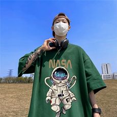 墨绿色