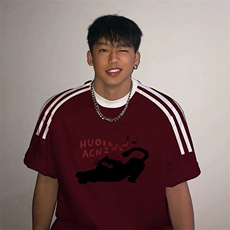 酒红色