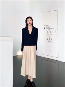 2022年春四粒扣小款西服图片