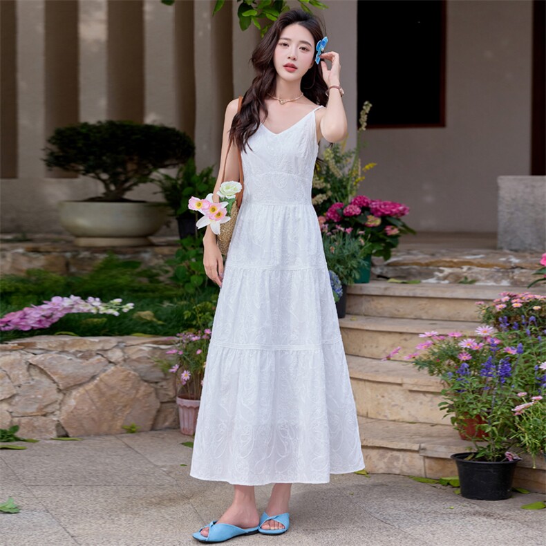 白色吊带连衣裙女夏新款海边度假高级感修身显瘦超仙绣花气质长裙,女装连衣裙,艾贝斯