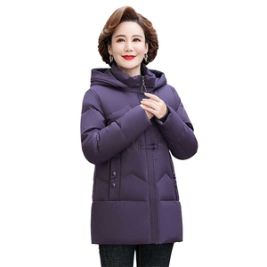 妈妈洋气羽绒服中年女新冬装白鸭绒棉袄中老年连帽外套时尚图片