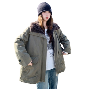 羊羔毛拼接白鸭绒派克羽绒服R2C086-2605军绿P255K398图片