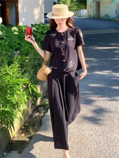 时尚休闲两件套裙女刺绣甜美风上衣百褶半裙套装女，女装套装/套裙，水衣源