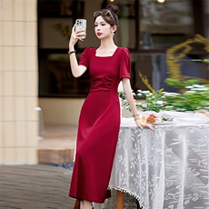 高级感红色方领连衣裙女2025夏季新款褶皱设计感收腰修身气质长裙，女装连衣裙，美沁
